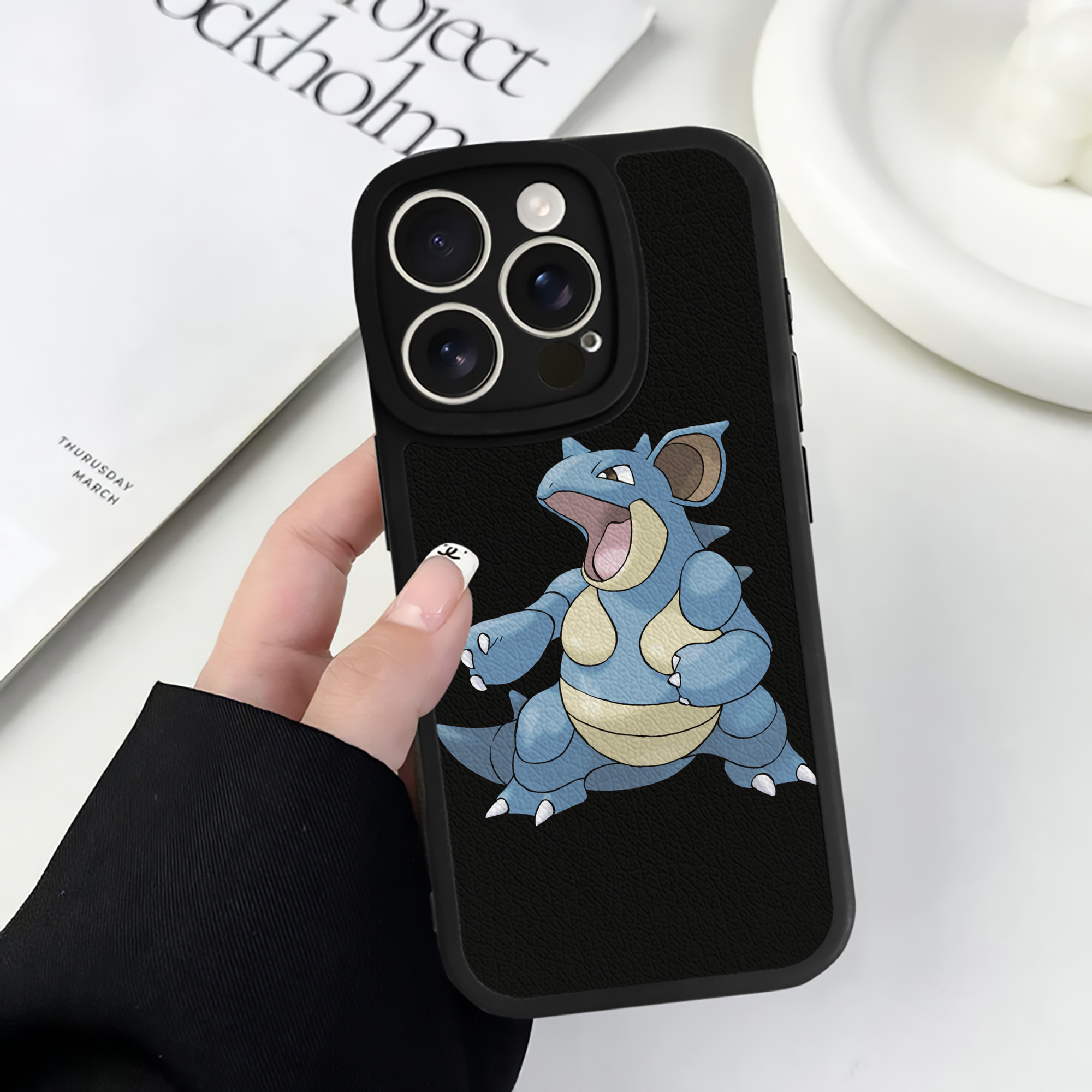 （画像用） ポケットモンスター Pokémon 【iPhone 16シリーズ対応】シリコンスマホケース（レザー調） 材質：シリコン